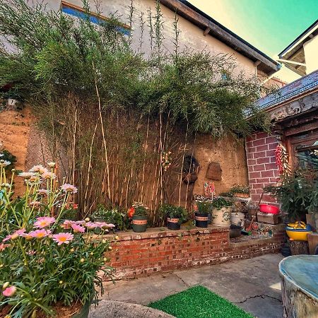 Tavern Hostel仁和客栈 Шангрі-Ла Екстер'єр фото