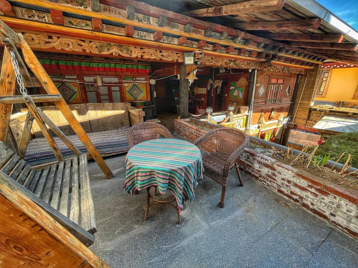 Tavern Hostel仁和客栈 Шангрі-Ла Екстер'єр фото