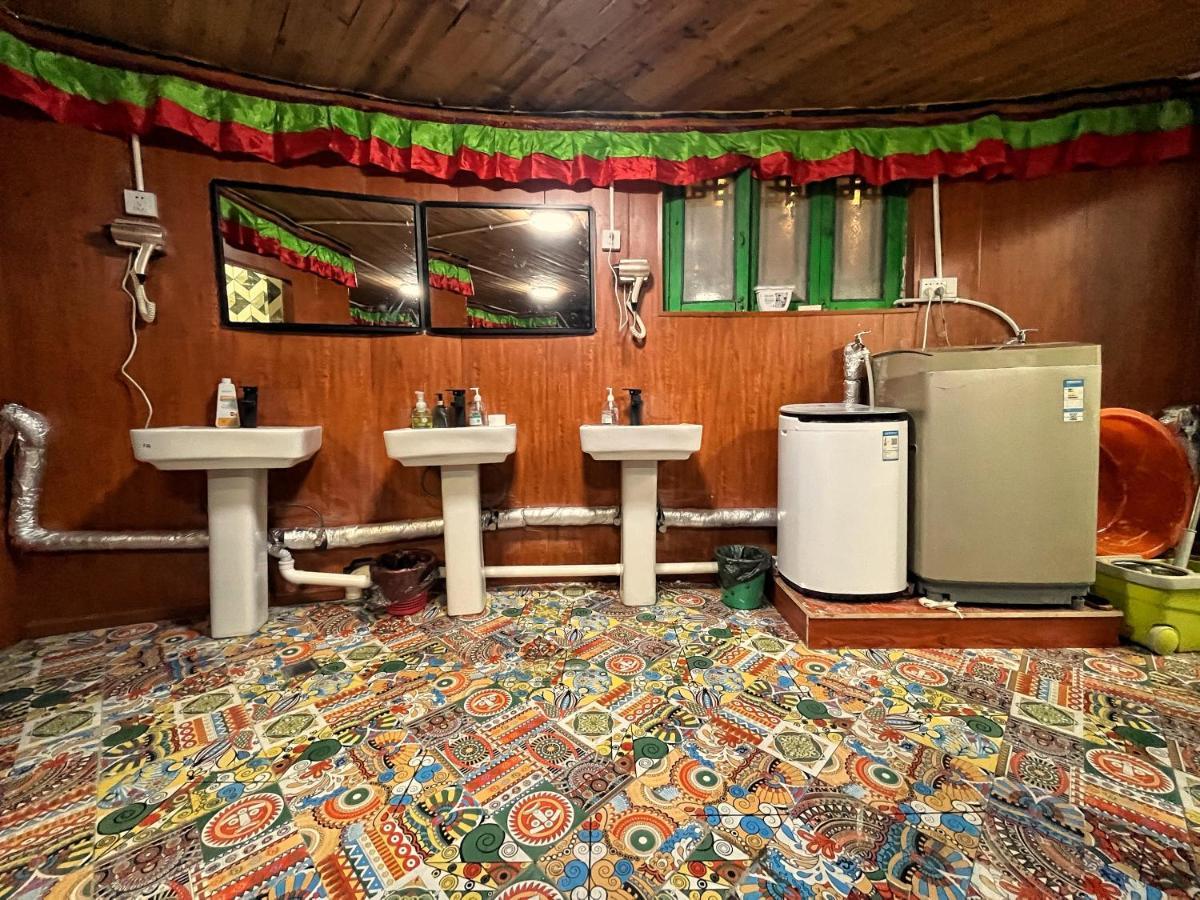 Tavern Hostel仁和客栈 Шангрі-Ла Екстер'єр фото