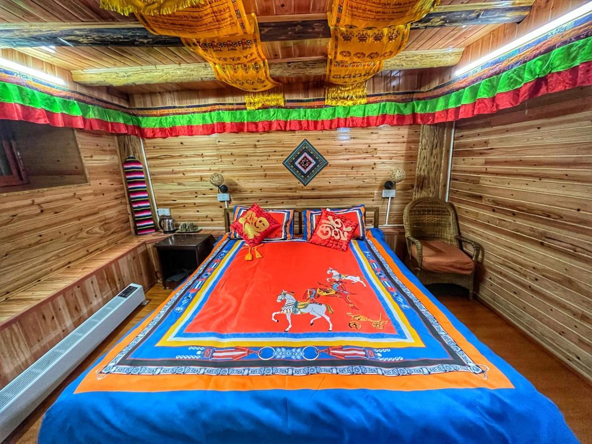 Tavern Hostel仁和客栈 Шангрі-Ла Екстер'єр фото