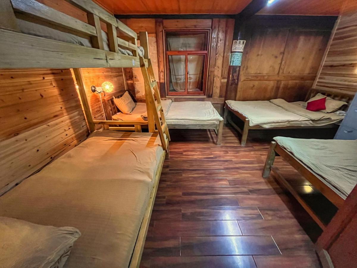 Tavern Hostel仁和客栈 Шангрі-Ла Екстер'єр фото