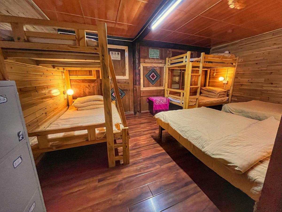 Tavern Hostel仁和客栈 Шангрі-Ла Екстер'єр фото